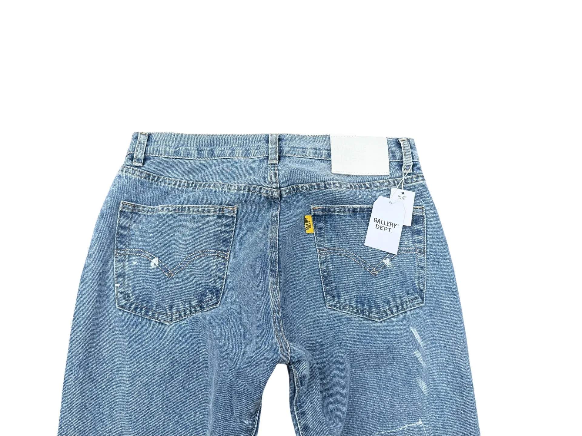 P250💰G70 GALLERY DEPT. Denim bell-bottoms with holes and random threads connected to washed and distressed spliced ​​jeans. GALLERY is attracted by these bell-bottoms. Whether it is a reset of Carhartt or Levis, it has created a strong brand style. Since these pants are modified from rare vintage, the production capacity is limited. Therefore, after many icons wore them, these pants were once hard to find. Later, perhaps due to the improvement of GD's business in the past two years and the expansion of production lines, the brand itself lowered the price, so I can't wait any longer for these pants this year and will definitely buy them. During the process of the denim washing plant, the owner of the washing plant helped introduce a boss who had worked for Levi's foundry and started his own business. This also paved the way for the following styles. Therefore, Levi's remodeled single product for the base plate is really familiar. Whether it is the fabrics supplied or the lathes used in production, there is nothing to choose from. -Color: blue -Size: S-XXL (corresponding to 28-36)